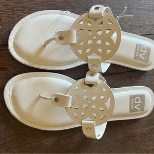 NWT Dolce Vita White Laser-Cut Medallion Thong Sandals